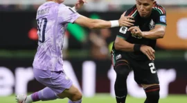 Pemain Timnas Meksiko dan Korea Selatan terlibat duel perebutan bola dalam pertandingan fase grup Piala Dunia 2026. (Foto: FIFA.com)