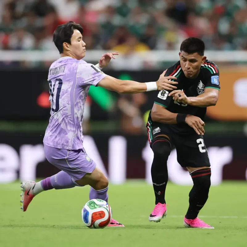 Pemain Timnas Meksiko dan Korea Selatan terlibat duel perebutan bola dalam pertandingan fase grup Piala Dunia 2026. (Foto: FIFA.com)