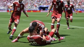 Pemain Qatar merayakan gol usai membobol gawang Swiss dalam laga Grup B di Stadion San Francisco Bay Area, Minggu (14/6) pagi WIB. (Foto: FIFA.com)