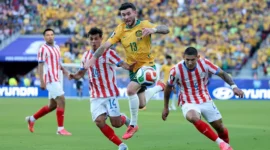 Pemain Timnas Australia berduel memperebutkan bola dengan pemain Timnas Paraguay dalam laga terakhir Grup D Piala Dunia 2026. (Foto: FIFA.com)