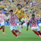 Pemain Timnas Australia berduel memperebutkan bola dengan pemain Timnas Paraguay dalam laga terakhir Grup D Piala Dunia 2026. (Foto: FIFA.com)