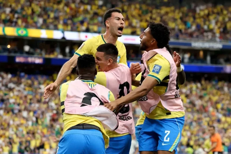 Selebrasi pemain Timnas Brasil usai mencetak gol ke gawang Jepang pada babak 32 besar Piala Dunia 2026. (Foto: FIFA.com)