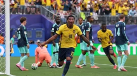 Pemain Timnas Ekuador melakukan selebrasi usai mencetak gol ke gawang Jerman pada laga terakhir Grup E Piala Dunia 2026. (Foto: FIFA.com)