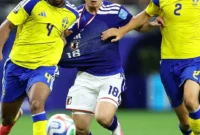 Pemain Timnas Jepang berduel memperebutkan bola dengan pemain Timnas Swedia dalam laga Grup F Piala Dunia 2026. (Foto: IG @fifaworldcup)