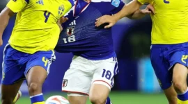 Pemain Timnas Jepang berduel memperebutkan bola dengan pemain Timnas Swedia dalam laga Grup F Piala Dunia 2026. (Foto: IG @fifaworldcup)