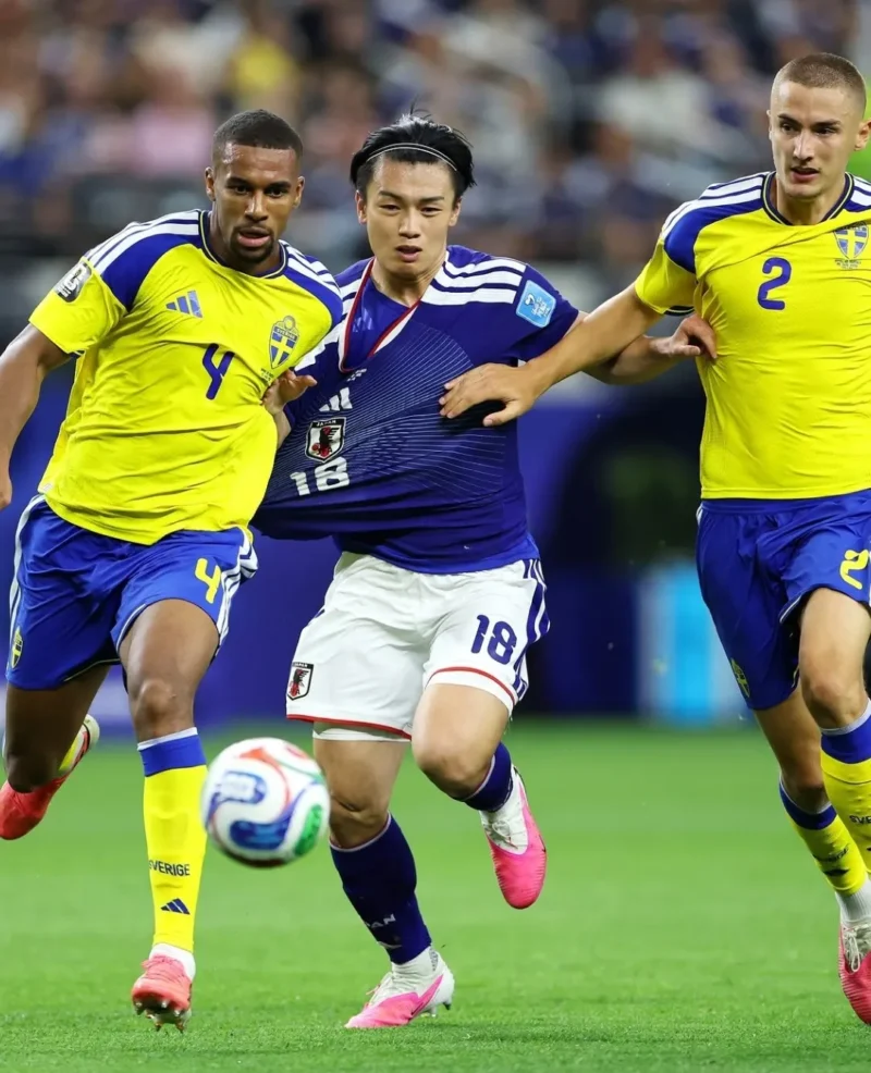 Pemain Timnas Jepang berduel memperebutkan bola dengan pemain Timnas Swedia dalam laga Grup F Piala Dunia 2026. (Foto: IG @fifaworldcup)