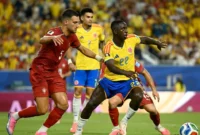 Pemain Timnas Kolombia dan Portugal terlibat duel perebutan bola pada laga terakhir fase grup Piala Dunia 2026. (Foto: FIFA.com)