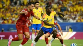 Pemain Timnas Kolombia dan Portugal terlibat duel perebutan bola pada laga terakhir fase grup Piala Dunia 2026. (Foto: FIFA.com)