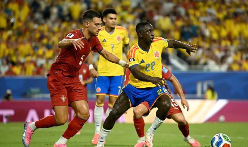 Pemain Timnas Kolombia dan Portugal terlibat duel perebutan bola pada laga terakhir fase grup Piala Dunia 2026. (Foto: FIFA.com)