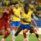 Pemain Timnas Kolombia dan Portugal terlibat duel perebutan bola pada laga terakhir fase grup Piala Dunia 2026. (Foto: FIFA.com)