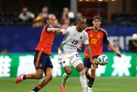 Pemain Timnas Spanyol dan Timnas Tanjung Verde terlibat duel perebutan bola saat pertandingan Grup H Piala Dunia 2026. (Foto: FIFA.com)