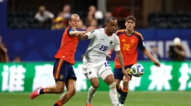 Pemain Timnas Spanyol dan Timnas Tanjung Verde terlibat duel perebutan bola saat pertandingan Grup H Piala Dunia 2026. (Foto: FIFA.com)