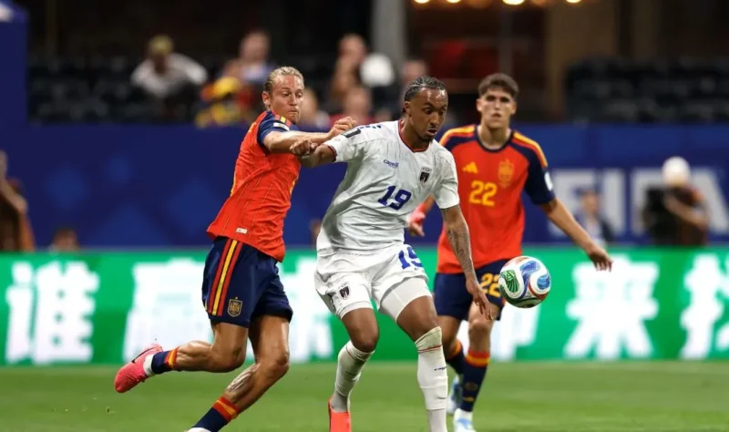 Pemain Timnas Spanyol dan Timnas Tanjung Verde terlibat duel perebutan bola saat pertandingan Grup H Piala Dunia 2026. (Foto: FIFA.com)