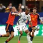 Pemain Timnas Spanyol dan Timnas Tanjung Verde terlibat duel perebutan bola saat pertandingan Grup H Piala Dunia 2026. (Foto: FIFA.com)