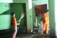 Petugas melakukan pembersihan area basement Blok II dan Blok III Pasar Raya Padang. (Foto: Pemko Padang)