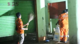 Petugas melakukan pembersihan area basement Blok II dan Blok III Pasar Raya Padang. (Foto: Pemko Padang)