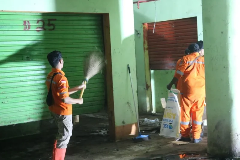Petugas melakukan pembersihan area basement Blok II dan Blok III Pasar Raya Padang. (Foto: Pemko Padang)