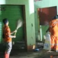 Petugas melakukan pembersihan area basement Blok II dan Blok III Pasar Raya Padang. (Foto: Pemko Padang)