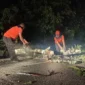 Anggota TRC PB BPBD Padang melakukan pembersihan pohon tumbang di Jalan Sungai Pisang RT 04 RW 02, Kelurahan Teluk Kabung Selatan, Kecamatan Bungus Teluk Kabung, Kota Padang, Kamis (18/6/2026) dini hari. (Foto: BPBD Padang)