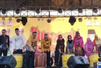 Pembukaan Festival budaya dan UMKM Sumarak Pasa Ekraf Pasbar 2026 di halaman Kantor Bupati Pasbar, Jumat (5/6). (Foto: Diskominfo Pasbar)