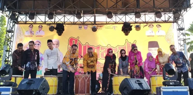 Pembukaan Festival budaya dan UMKM Sumarak Pasa Ekraf Pasbar 2026 di halaman Kantor Bupati Pasbar, Jumat (5/6). (Foto: Diskominfo Pasbar)