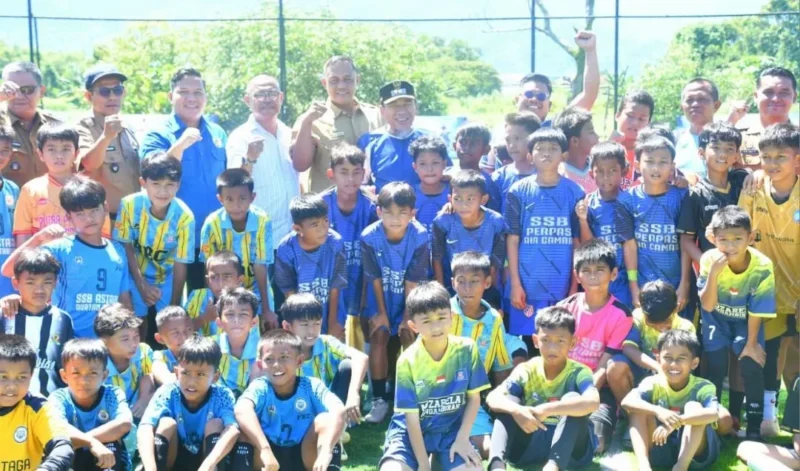 Wakil Wali Kota Padang Maigus Nasir membuka Turnamen Sepak Bola PDPM Cup Piala Wali Kota Padang 2026 di Lapangan Mini Soccer Top Scorer Arena, Tunggul Hitam, Selasa (23/6/2026). (Foto: Pemko Padang) 