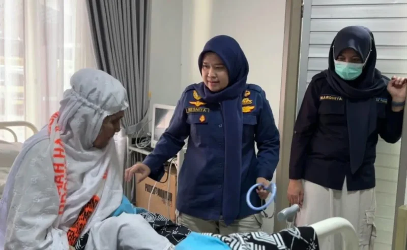 Pemeriksaan kesehatan jemaah haji setibanya di Padang. (Foto: Humas Kemenhaj Sumbar)