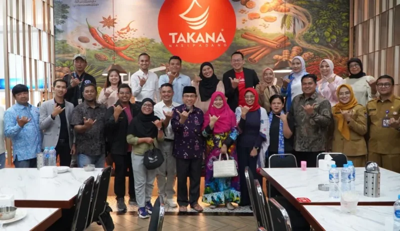 Wakil Wali Kota Padang Maigus Nasir menggelar temu ramah dengan KJRI Penang, Malaysia di Takana Nasi Padang Resto, Padang, Selasa malam (23/6/2026). (Foto: Pemko Padang) 