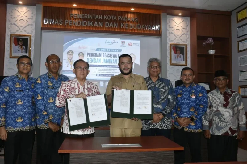Penandatanganan kerja sama antara Pemko Padang dan Politeknik Kirana di Kantor Dinas Pendidikan dan Kebudayaan Kota Padang, Rabu (17/6/2026). (Foto: Diskominfo Padang)