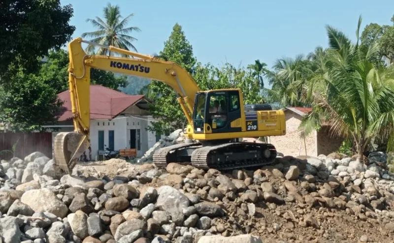 Pemko Padang bergerak cepat memulihkan infrastruktur irigasi yang rusak akibat bencana. (Foto: Pemko Padang)