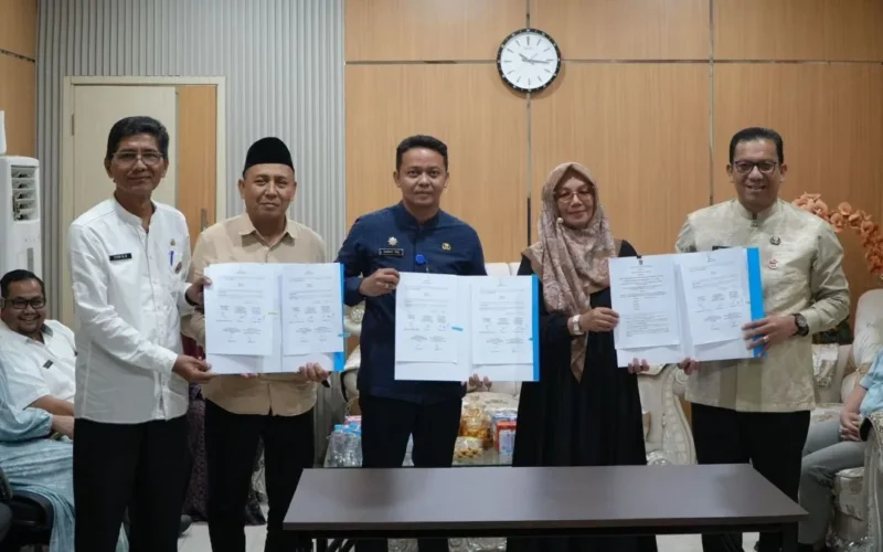Penandatanganan Kesepakatan Bersama tentang Integrasi dan Pemanfaatan Data dalam Rangka Pengawasan Elektronik (E-Audit Terintegrasi) di lingkungan Pemko Padang, Jumat (5/6/2026) di Kantor Inspektorat Padang. (Foto: Pemko Padang)
