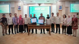 Penandatanganan MoU antara Koperasi Produsen Syariah Gambir Anam Koto Mandiri dengan ID FOOD di Kantor Kemenkop, Jakarta, Selasa (23/6). (Foto: Kemenkop)