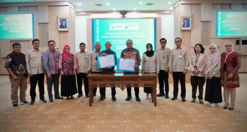 Penandatanganan MoU antara Koperasi Produsen Syariah Gambir Anam Koto Mandiri dengan ID FOOD di Kantor Kemenkop, Jakarta, Selasa (23/6). (Foto: Kemenkop)