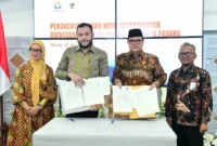 Penandatanganan nota kesepahaman antara Pemko Padang dengan Ombudsman RI di Gedung Putih Kediaman Resmi Wali Kota Padang, Kamis (11/6/2026). (Foto: Pemko Padang)