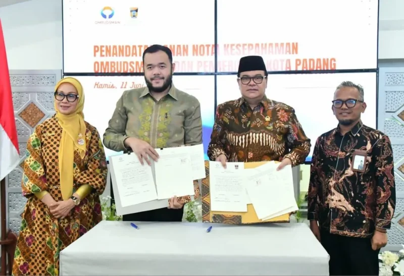 Penandatanganan nota kesepahaman antara Pemko Padang dengan Ombudsman RI di Gedung Putih Kediaman Resmi Wali Kota Padang, Kamis (11/6/2026). (Foto: Pemko Padang)