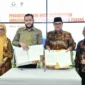 Penandatanganan nota kesepahaman antara Pemko Padang dengan Ombudsman RI di Gedung Putih Kediaman Resmi Wali Kota Padang, Kamis (11/6/2026). (Foto: Pemko Padang)