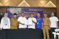 Wakil Wali Kota Padang Maigus Nasir menyaksikan penandatanganan kontrak pengerjaan SPAM Taban III Palukahan di Hotel Pangeran Beach, Selasa (23/6/2026). (Foto: Pemko Padang)