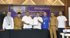 Wakil Wali Kota Padang Maigus Nasir menyaksikan penandatanganan kontrak pengerjaan SPAM Taban III Palukahan di Hotel Pangeran Beach, Selasa (23/6/2026). (Foto: Pemko Padang)