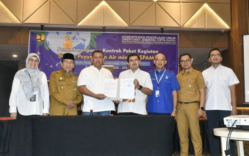 Wakil Wali Kota Padang Maigus Nasir menyaksikan penandatanganan kontrak pengerjaan SPAM Taban III Palukahan di Hotel Pangeran Beach, Selasa (23/6/2026). (Foto: Pemko Padang)