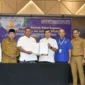 Wakil Wali Kota Padang Maigus Nasir menyaksikan penandatanganan kontrak pengerjaan SPAM Taban III Palukahan di Hotel Pangeran Beach, Selasa (23/6/2026). (Foto: Pemko Padang)
