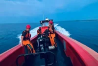 Tim SAR melakukan pencarian terhadap korban yang hilang di perairan Mentawai. (Foto: Tim SAR)