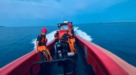 Tim SAR melakukan pencarian terhadap korban yang hilang di perairan Mentawai. (Foto: Tim SAR)