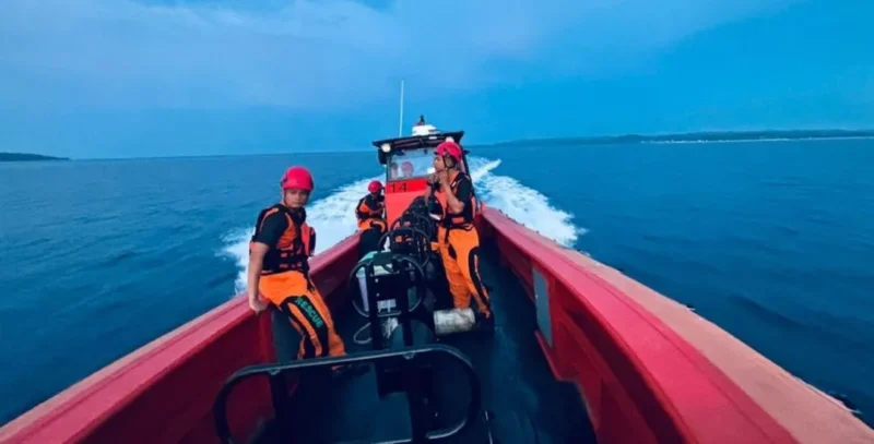 Tim SAR melakukan pencarian terhadap korban yang hilang di perairan Mentawai. (Foto: Tim SAR)