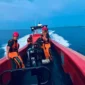 Tim SAR melakukan pencarian terhadap korban yang hilang di perairan Mentawai. (Foto: Tim SAR)