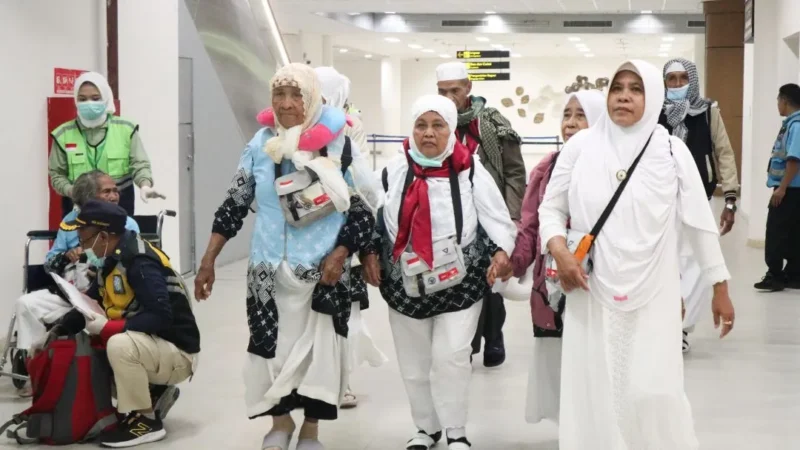 Penerbangan perdana jemaah haji Gelombang II dari Madinah menuju Indonesia. (Foto: Kemenhaj)