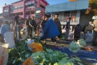 Petugas Satpol PP Padang menertibkan PKL Pasar Raya yang berjualan di badan jalan, Jumat (12/6/2026). (Foto: Dok: Humas Satpol PP Padang)