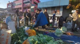 Petugas Satpol PP Padang menertibkan PKL Pasar Raya yang berjualan di badan jalan, Jumat (12/6/2026). (Foto: Dok: Humas Satpol PP Padang)