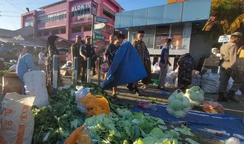 Petugas Satpol PP Padang menertibkan PKL Pasar Raya yang berjualan di badan jalan, Jumat (12/6/2026). (Foto: Dok: Humas Satpol PP Padang)