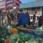 Petugas Satpol PP Padang menertibkan PKL Pasar Raya yang berjualan di badan jalan, Jumat (12/6/2026). (Foto: Dok: Humas Satpol PP Padang)