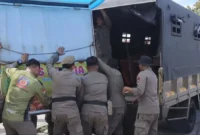 Petugas Satpol PP Padang mengamankan lapak PKL yang berjualan di atas fasum di wilayah Kecamatan Koto Tangah, Kota Padang, Rabu (3/6/2026) siang. (Foto: Humas Satpol PP Padang)